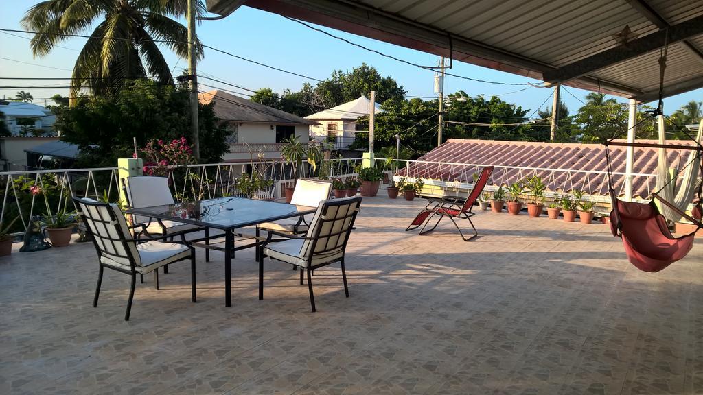 The Red Hut Inn Belize City Rom bilde