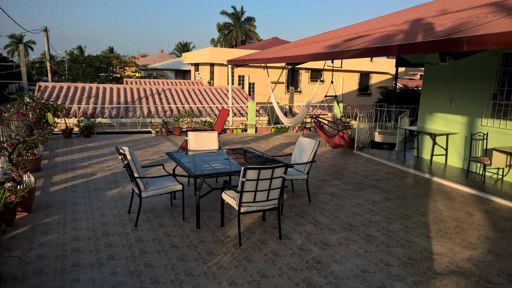 The Red Hut Inn Belize City Rom bilde