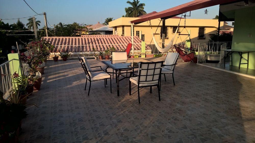 The Red Hut Inn Belize City Eksteriør bilde