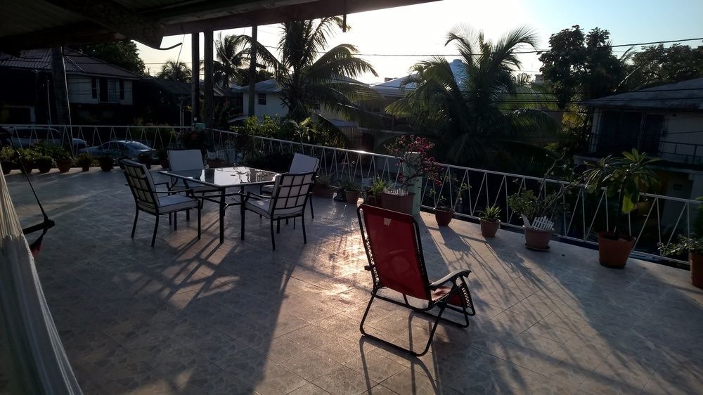 The Red Hut Inn Belize City Eksteriør bilde