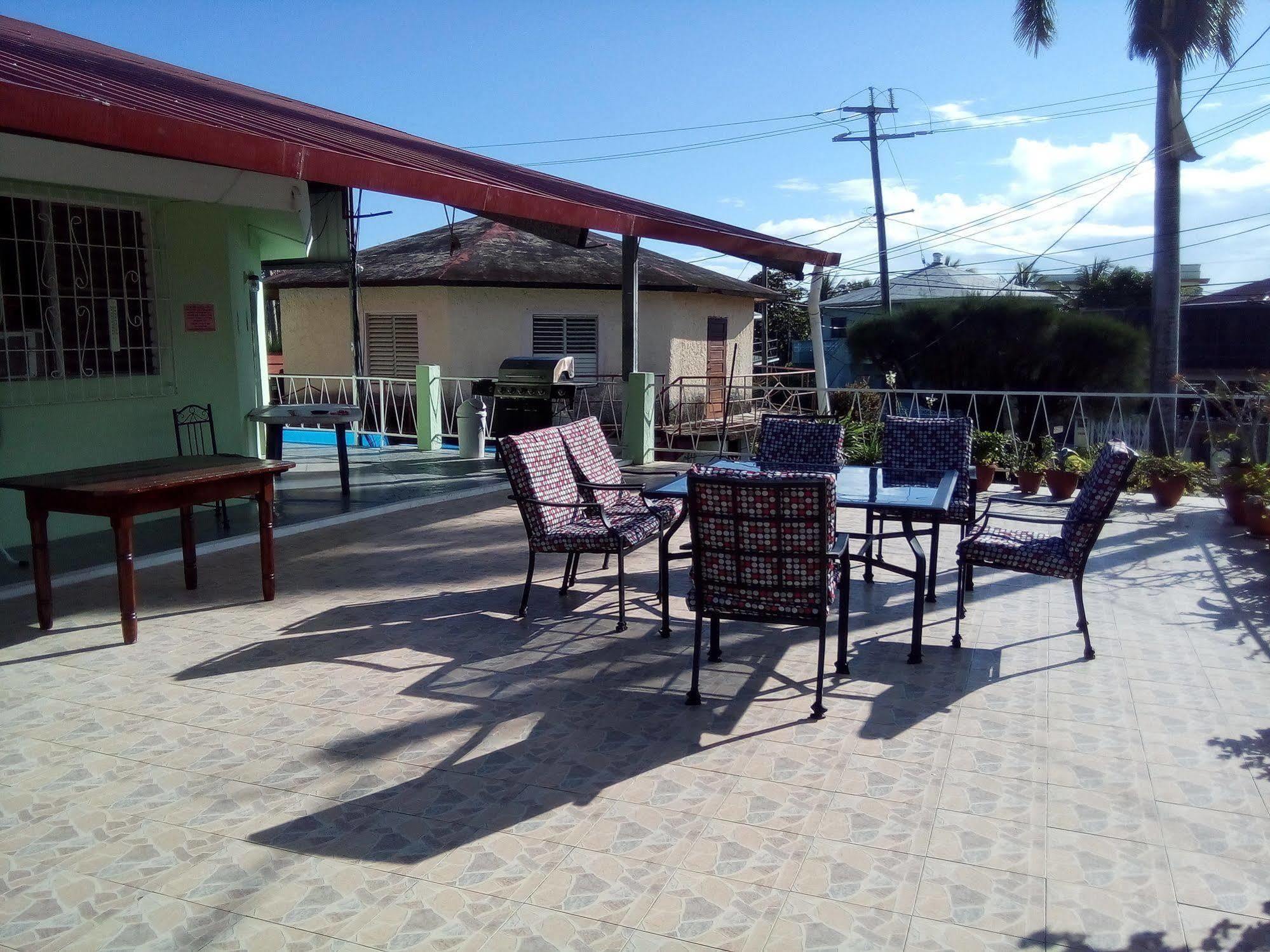 The Red Hut Inn Belize City Eksteriør bilde