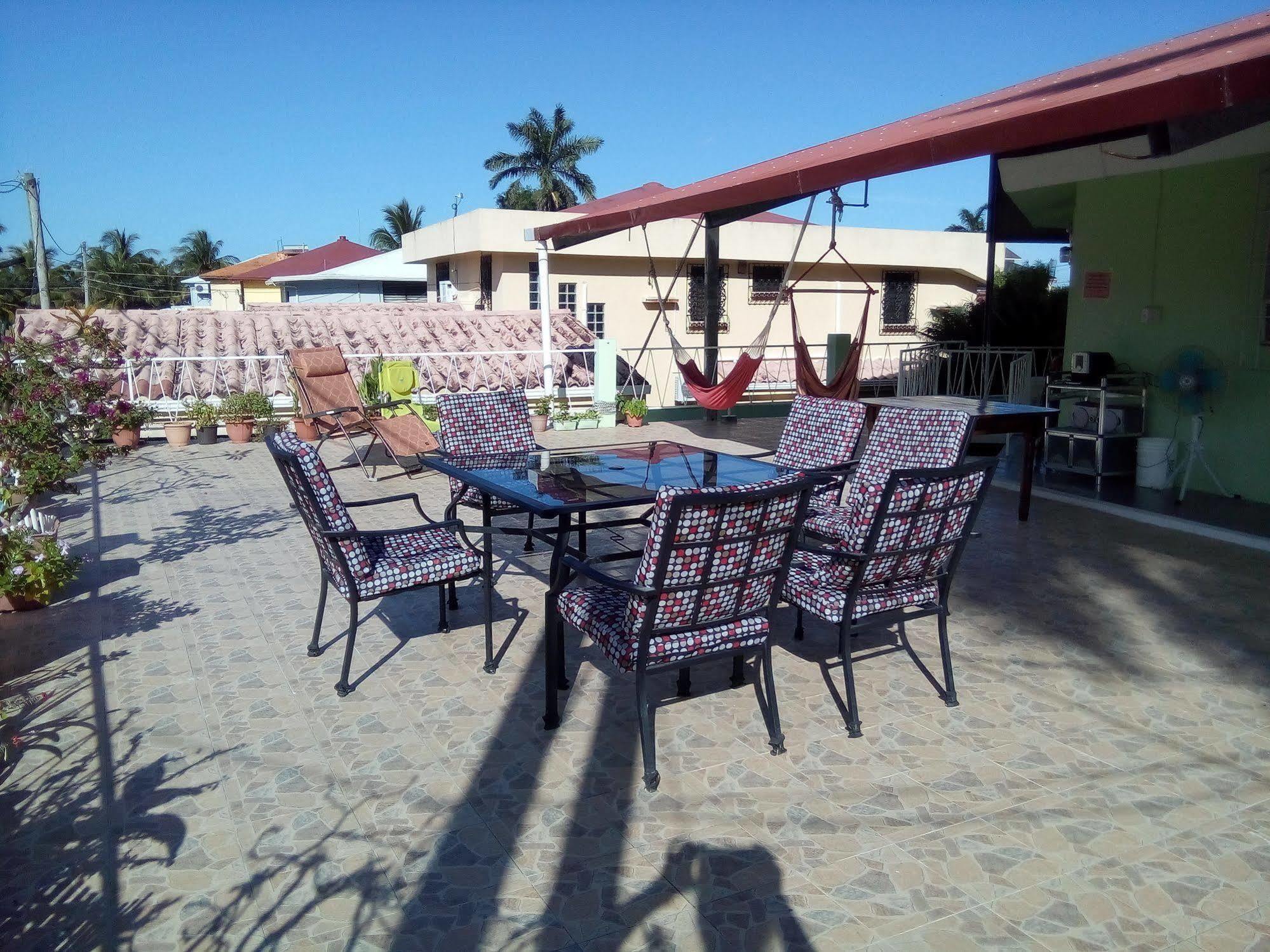 The Red Hut Inn Belize City Eksteriør bilde