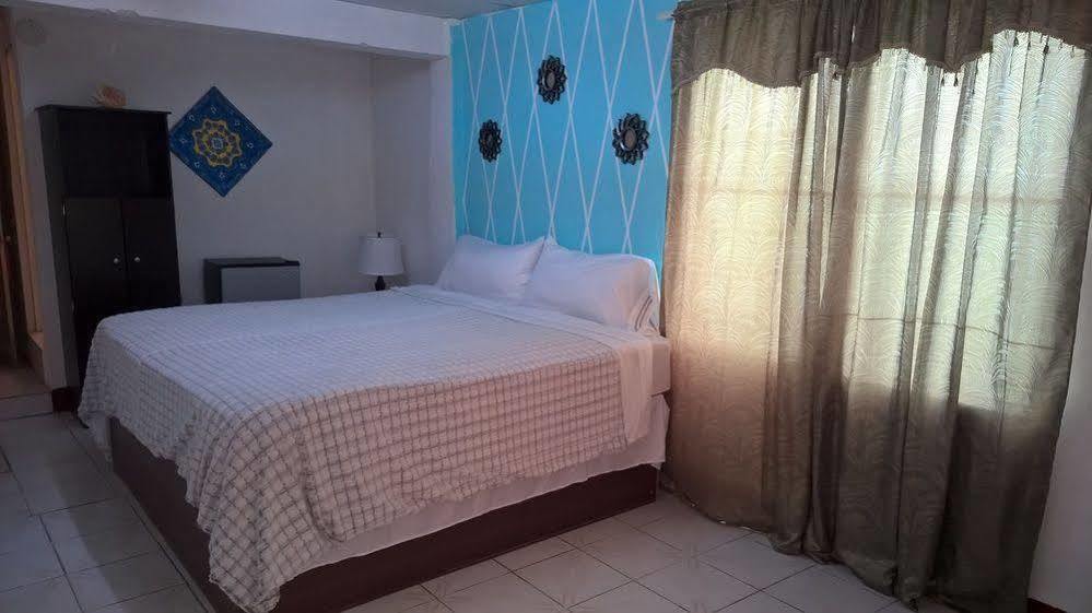 The Red Hut Inn Belize City Eksteriør bilde