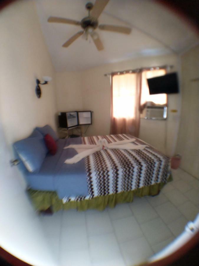 The Red Hut Inn Belize City Eksteriør bilde
