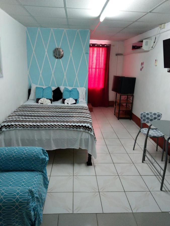 The Red Hut Inn Belize City Eksteriør bilde